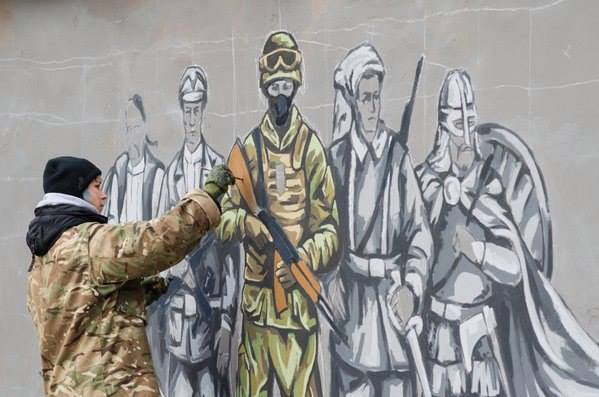 Боєць полку "Азов" прикрасив стіни МаріуполЯ патріотичним графіті (ФОТО) - фото 4