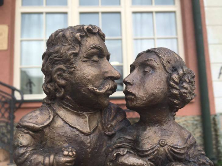 В Ужгороді встановили міні-пам’ятник Міклошу Берчені та Крістіні Чакі  - фото 1