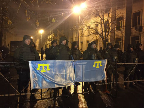 Під Банковою в Києві протестують кримські татари - фото 1