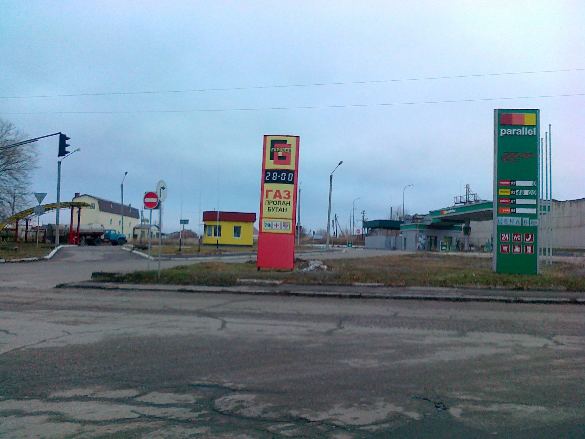 В окупованому Луганську бензин є лише на одній заправці (ФОТО) - фото 2