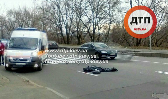 У Києві поліцейське авто насмерть збило жінку на зебрі (ФОТО 21+) - фото 2