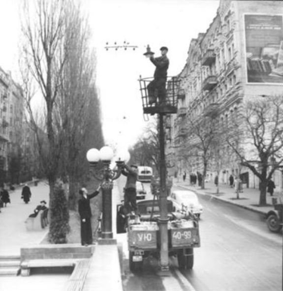 Як проходив ремонт ліхтарів у Києві понад півстоліття тому   - фото 1