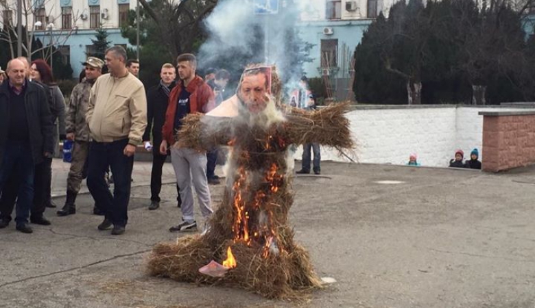 Антитурецька вакханалія: Кримчани свічками палили опудало Ердогана - фото 1