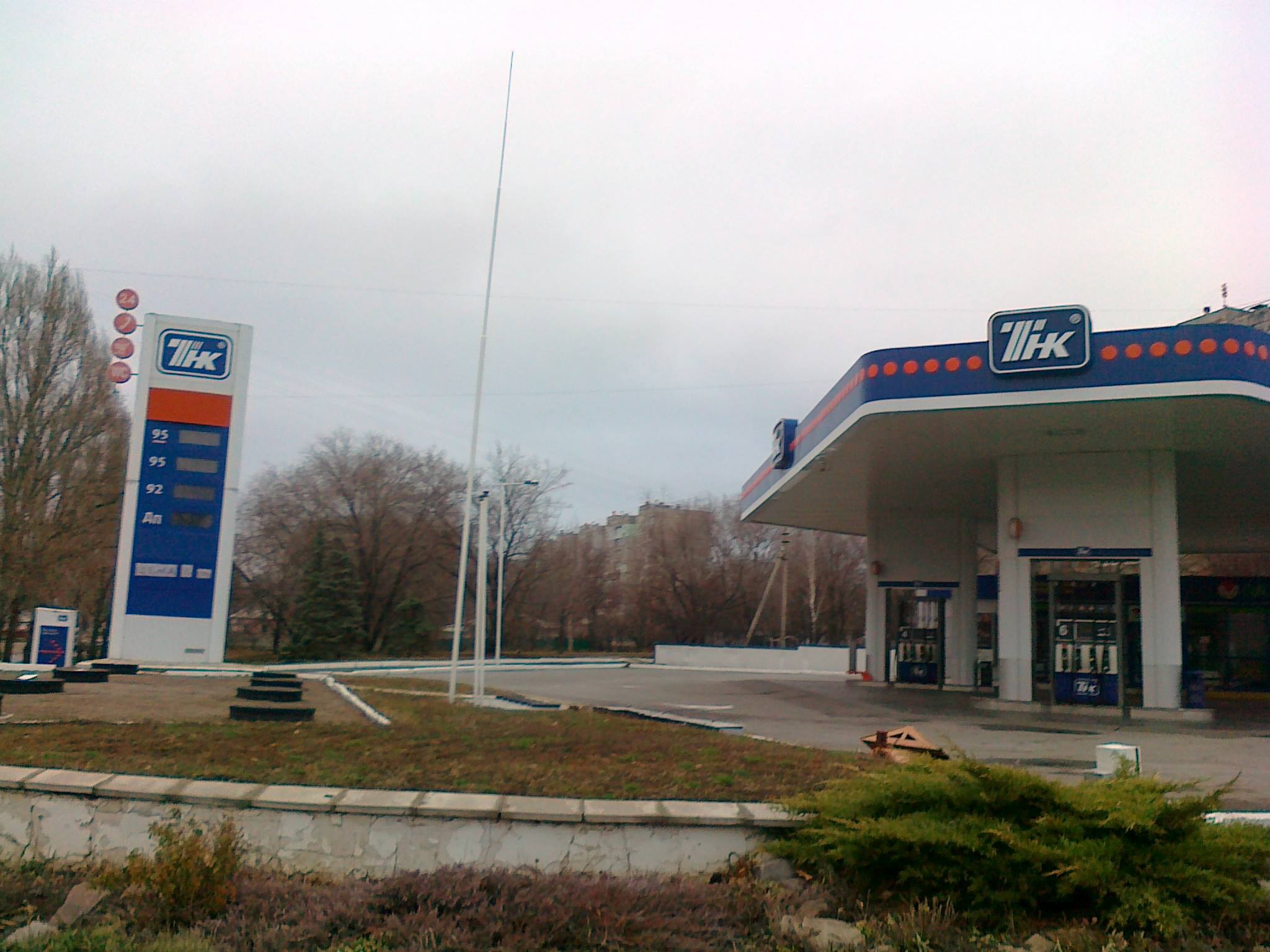 В окупованому Луганську бензин є лише на одній заправці (ФОТО) - фото 3