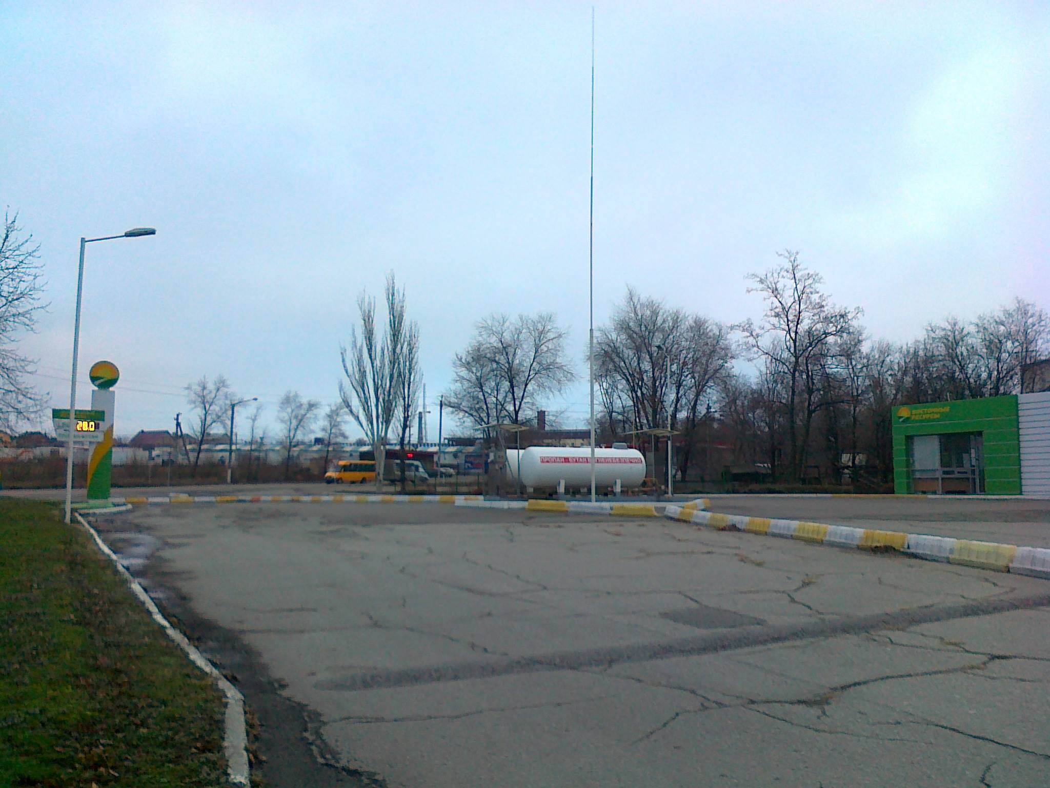 В окупованому Луганську бензин є лише на одній заправці (ФОТО) - фото 4
