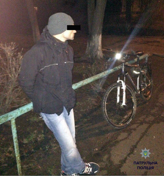 У Києві молодик викрав велосипед з балкона п'ятого поверху  - фото 1