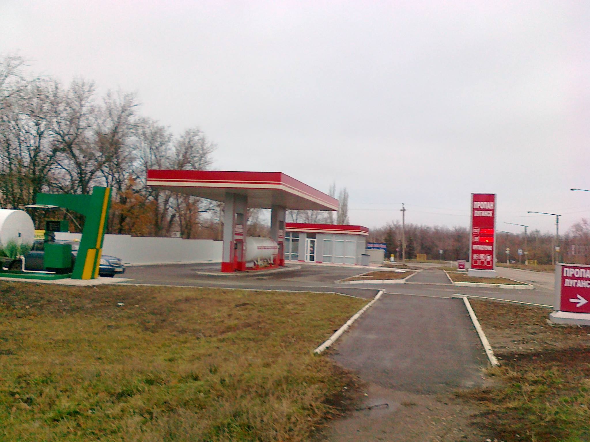 В окупованому Луганську бензин є лише на одній заправці (ФОТО) - фото 5