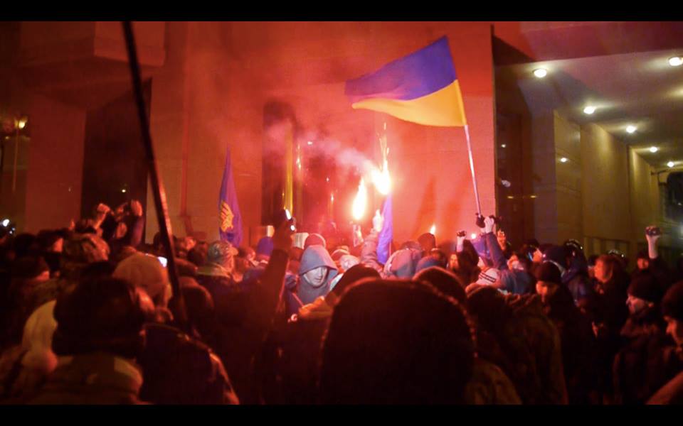 У Києві невідомі з битами напали на офіс Ахметова  - фото 1
