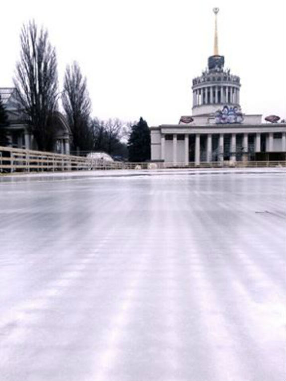 На столичному ВДНГ залили величезну ковзанку  - фото 1