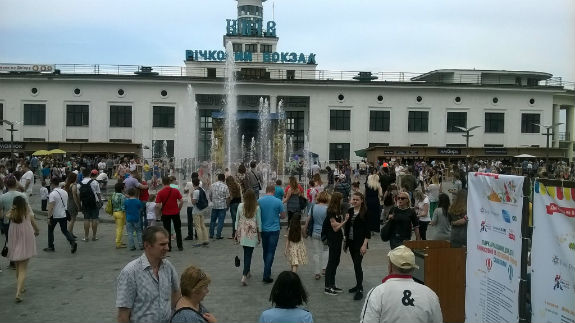 Святкування Дня Києва: непрацюючі фонтани на Майдані та черги за морозивом - фото 11