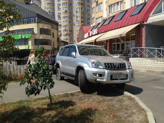 У Києві водій джипу став переможцем конкурсу "Паркуюсь, як мудак" - фото 1