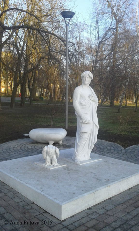 На Володимирській гірці вандали пошкодили скульптуру: Відірвали голову  - фото 1