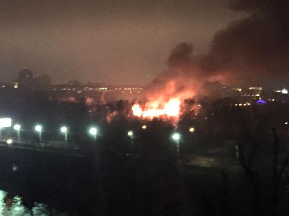 У Києві - масштабна пожежа біля Гідропарку - фото 1