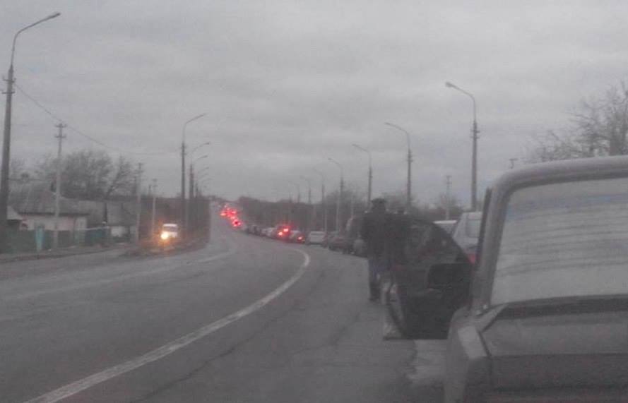 Ситуація на блокпостах: із окупованого Донецька у черзі близько 300 машин (ФОТО) - фото 2