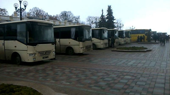 До Верхової Ради прибуло майже 30 автобусів з силовиками - фото 2
