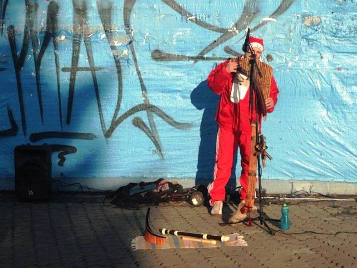 В Ужгороді загадковий Миколай в "адідасках" грає на екзотичних інструментах - фото 2