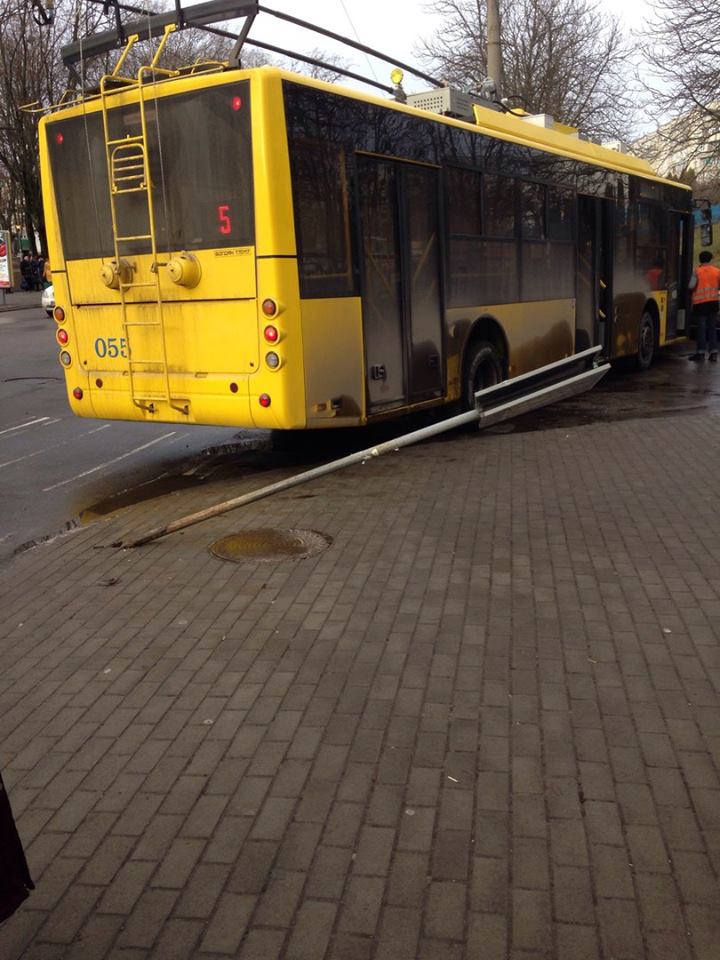 У Сумах новенький тролейбус "поцілував" стовп - фото 1