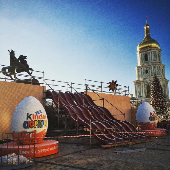 У центрі Києва побудували оглядовий майданчик з гірками та алею шампанського  - фото 1