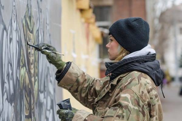 Боєць полку "Азов" прикрасив стіни МаріуполЯ патріотичним графіті (ФОТО) - фото 3