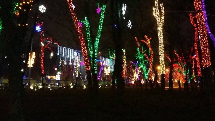 Під вікнами губернатора замість ялинки встановили рекламу цукерок - фото 1