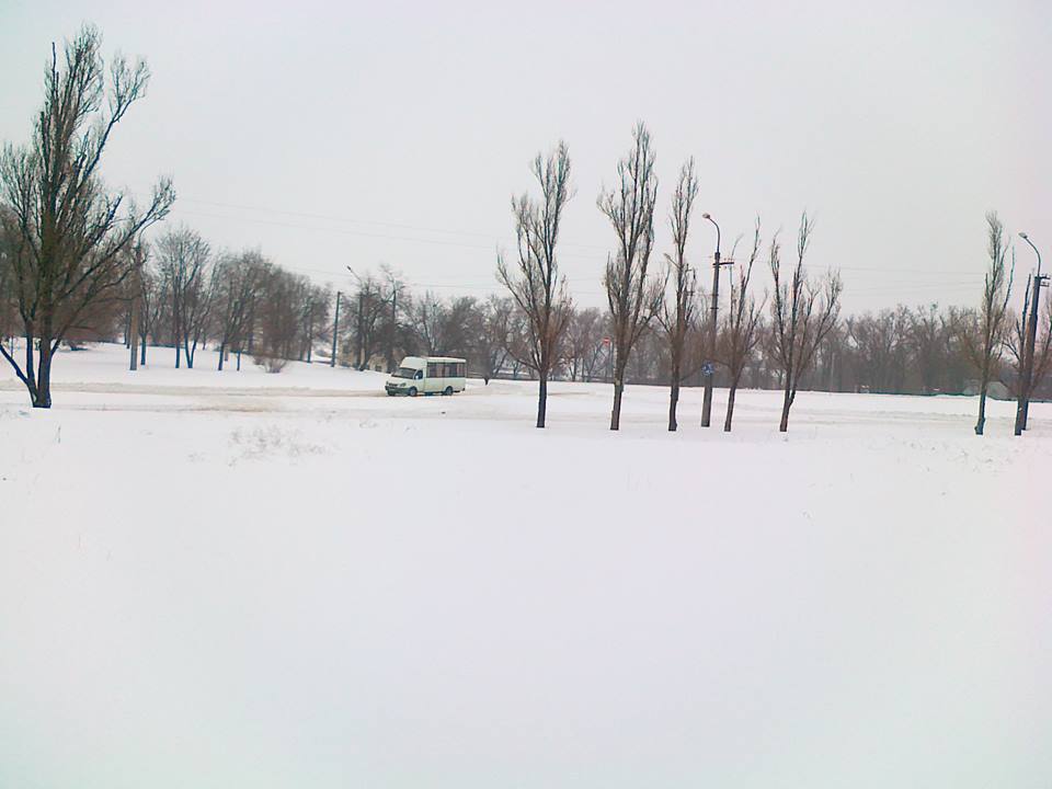 Окупаційна влада навіть не поворушилася, щоб прибрати сніг у Луганську (ФОТО) - фото 5