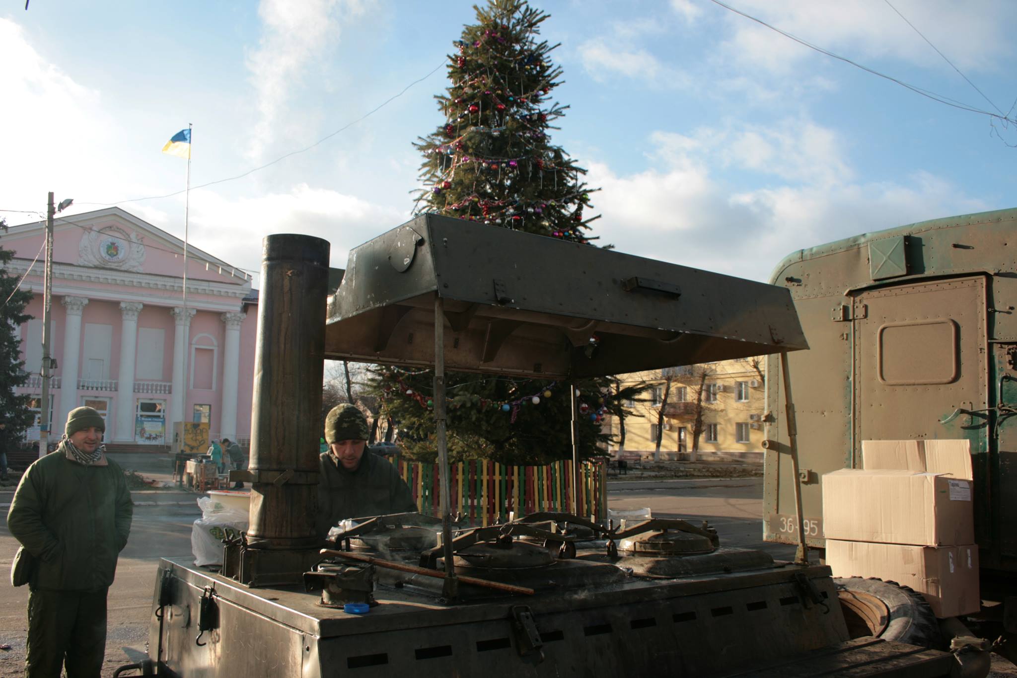Як приготувалося до Нового року та Різдва понівечене війною місто Щастя (ФОТО) - фото 12