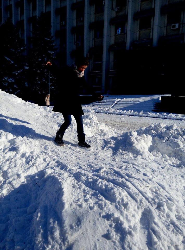 Під Одеською ОДА зліпили снігову бабу, назвавши це вирішенням проблеми - фото 1