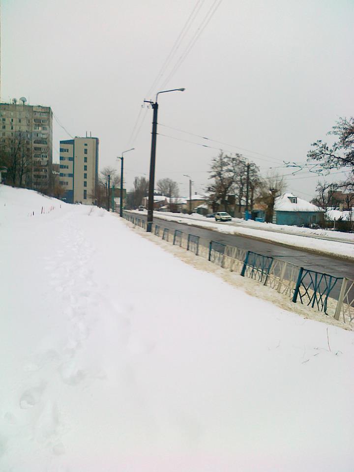 Окупаційна влада навіть не поворушилася, щоб прибрати сніг у Луганську (ФОТО) - фото 4