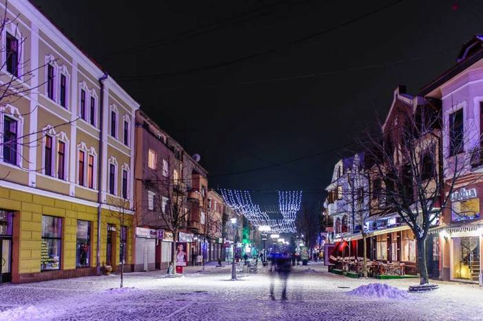 Неймовірні фото: Зимове Мукачево у кольорових вогнях - фото 2