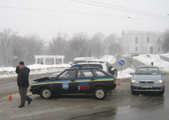 У центрі Сум позашляховик зіткнувся з поліцейською автівкою (ДОПОВНЕНО) - фото 5