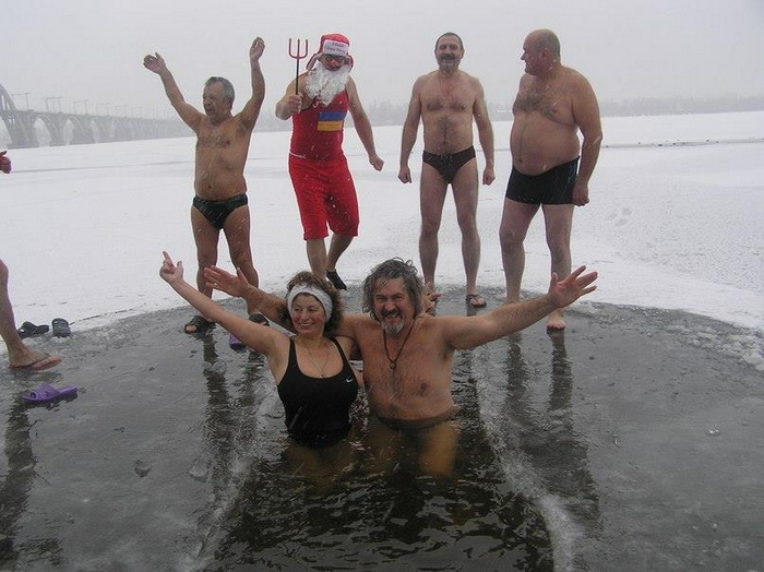 У Дніпропетровську "моржі" відсвяткували Різдво в ополонці - фото 1