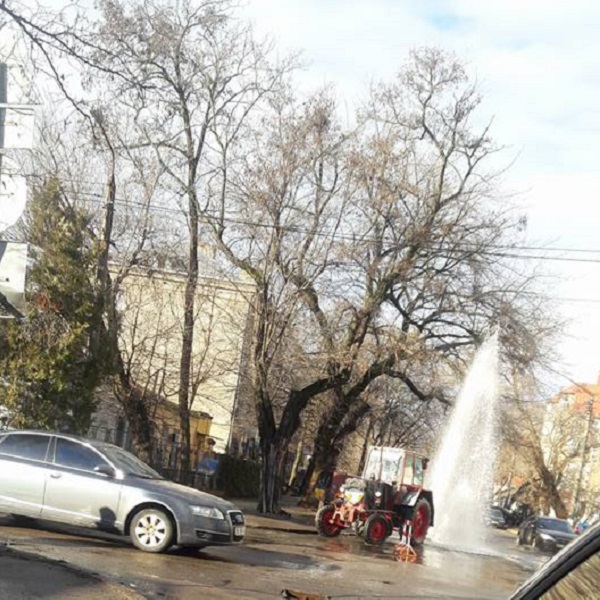 У Миколаєві комунальники посеред міста влаштували десятиметровий фонтан - фото 1