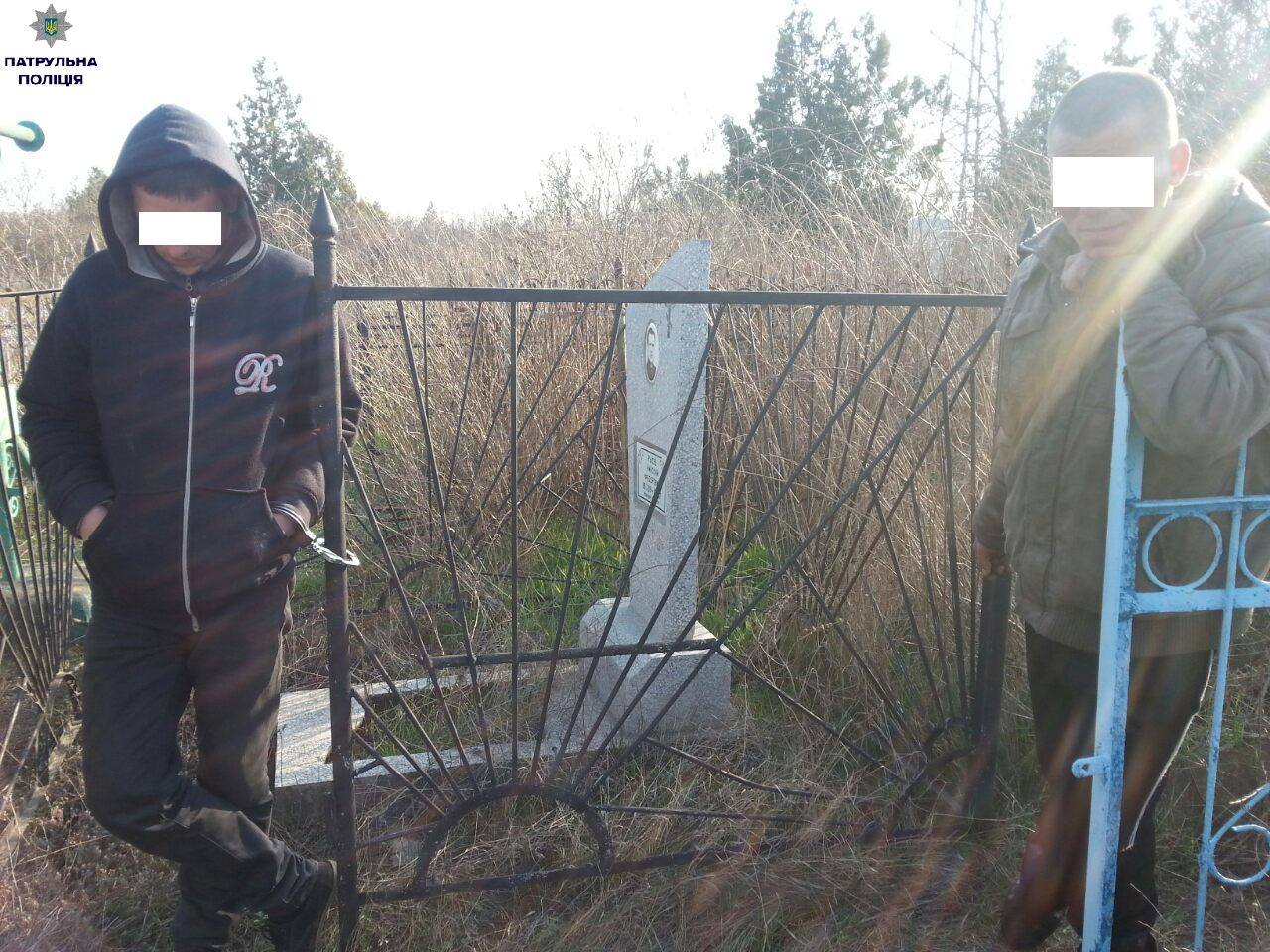 У Миколаєві молодики обкрадали кладовище - фото 1