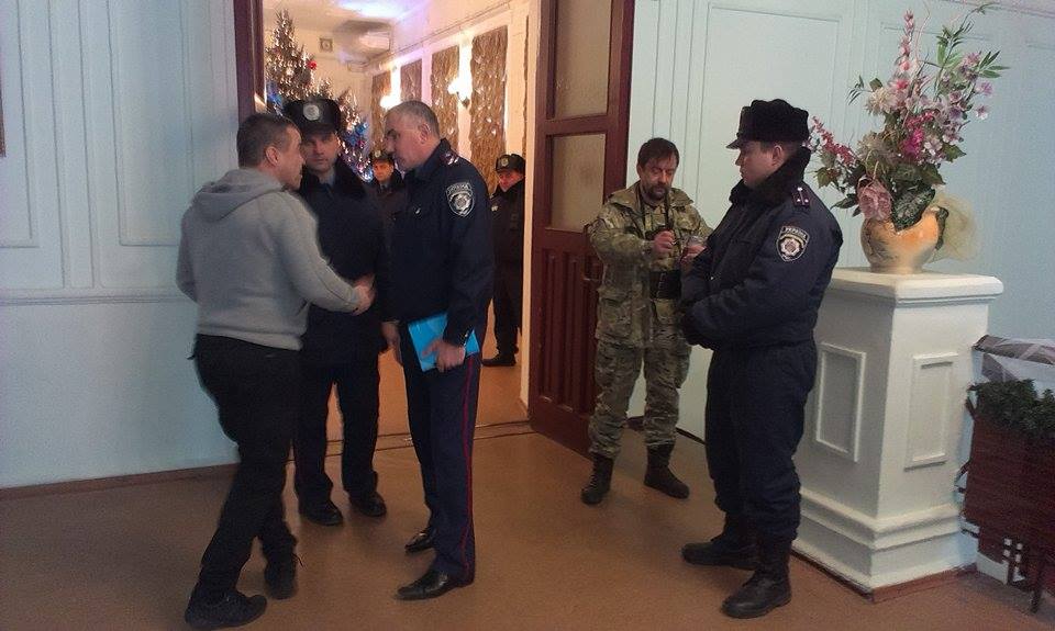 У Маріуполі з сесії міськради вигнали людину Тимошенко (ФОТО) - фото 1