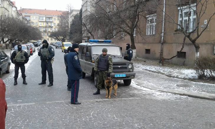Центр Ужгорода через суд над бійцями ПС перекрила ціла армія поліцейських - фото 1
