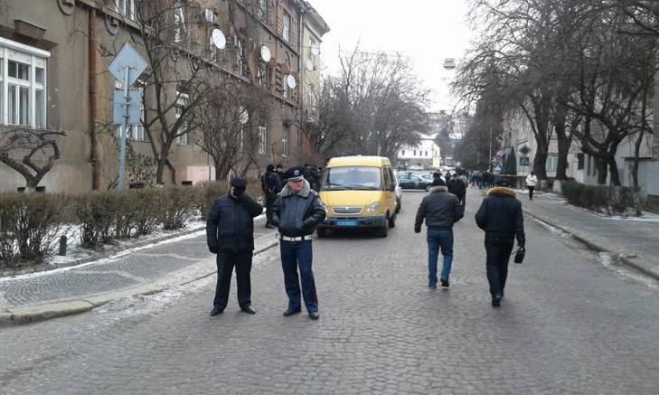 Центр Ужгорода через суд над бійцями ПС перекрила ціла армія поліцейських - фото 2