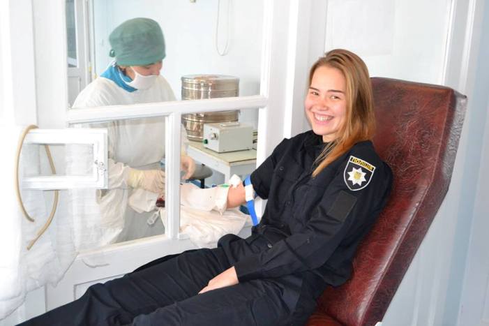 В Ужгороді поліцейські стали донорами крові - фото 2