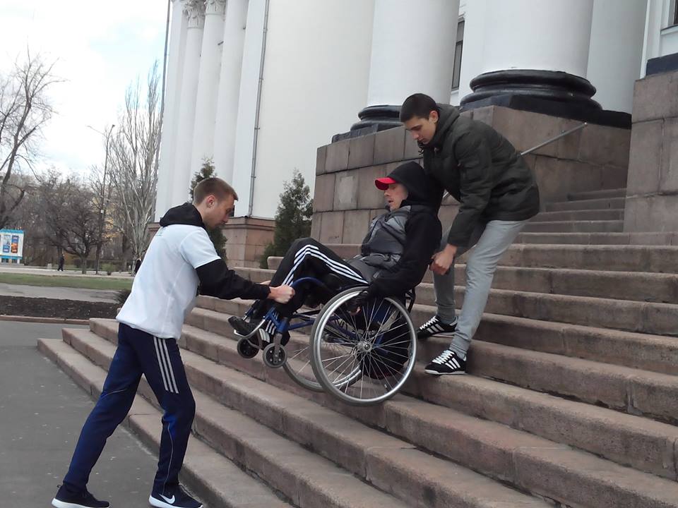 У Краматорську інваліди падають зі сходів, аби дістатися патріотичного заходу (ФОТО) - фото 5