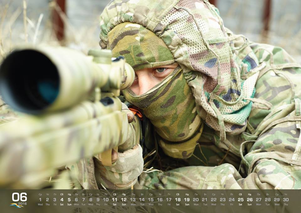 Волонтери презентували календар з українськими снайперами - фото 1