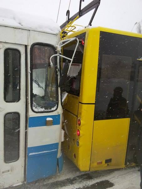 У Сумах продовжують "гробити" нові тролейбуси - фото 1
