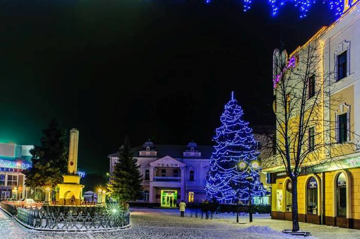 Неймовірні фото: Зимове Мукачево у кольорових вогнях - фото 1