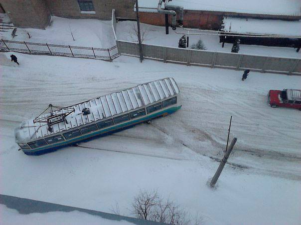 У Конотопі на Сумщині кучугури снігу змусили трамвай "зістрибнути" з рейок - фото 3