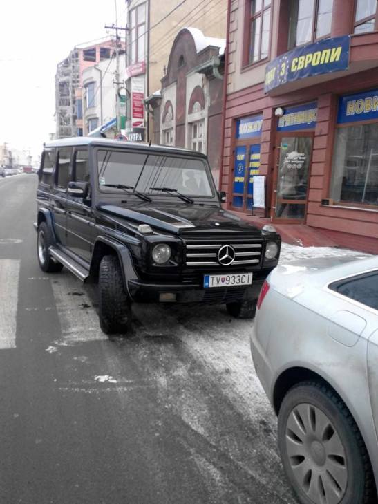 Ужгородський бізнесмен-"олень" своїм елітним авто заблокував рух на вулиці - фото 2