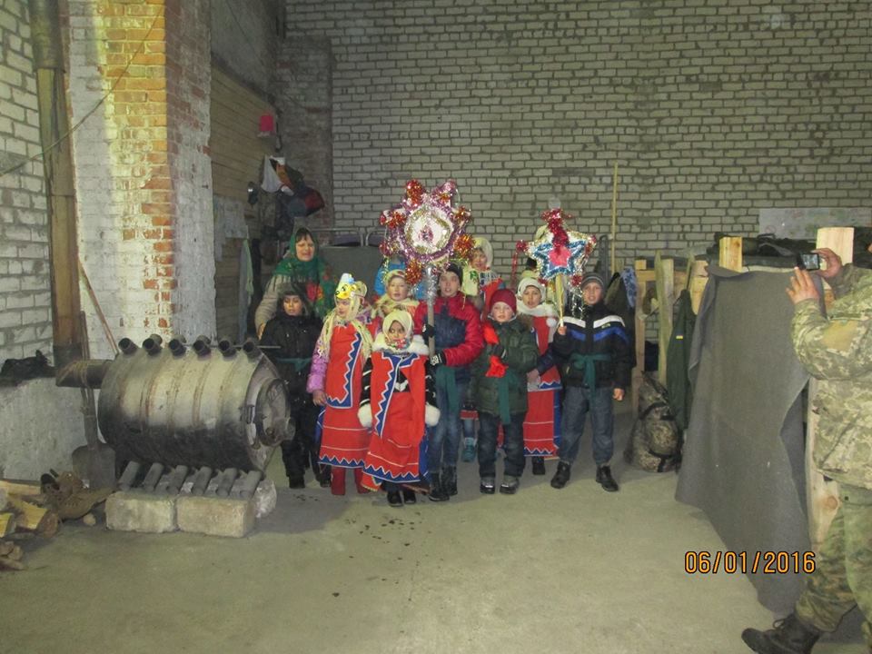 В Донецьку діти прийшли колядувати до бійців АТО - фото 1
