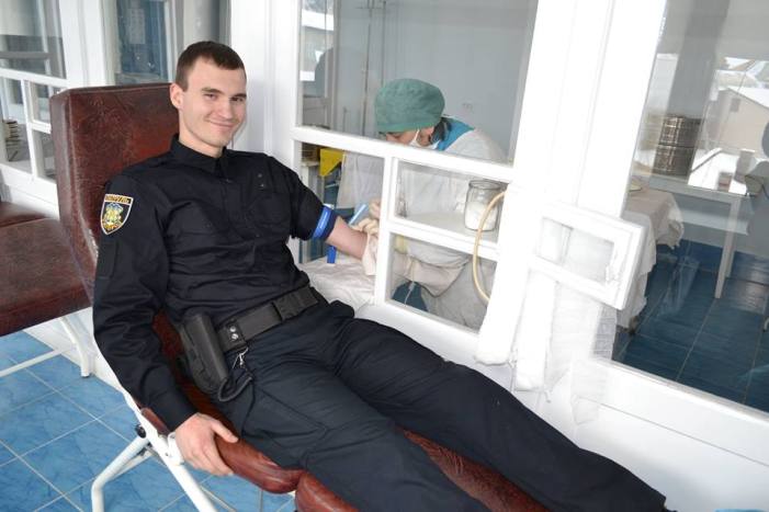 В Ужгороді поліцейські стали донорами крові - фото 1