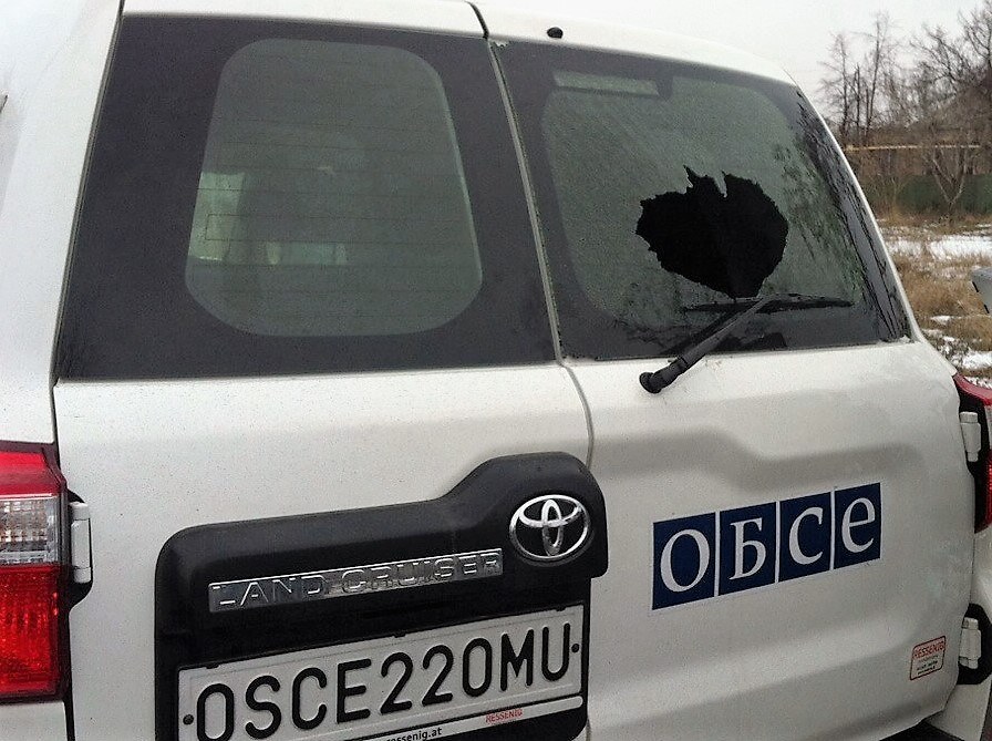 У Мар’їнці снайпер бойовиків обстріляв автівку ОБСЄ  - фото 1