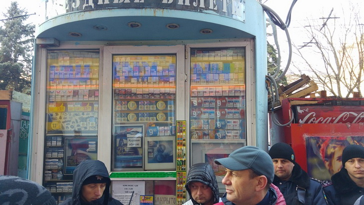 Як дніпропетровський комунальник захищає від демонтажу кіоск з цигарками - фото 3