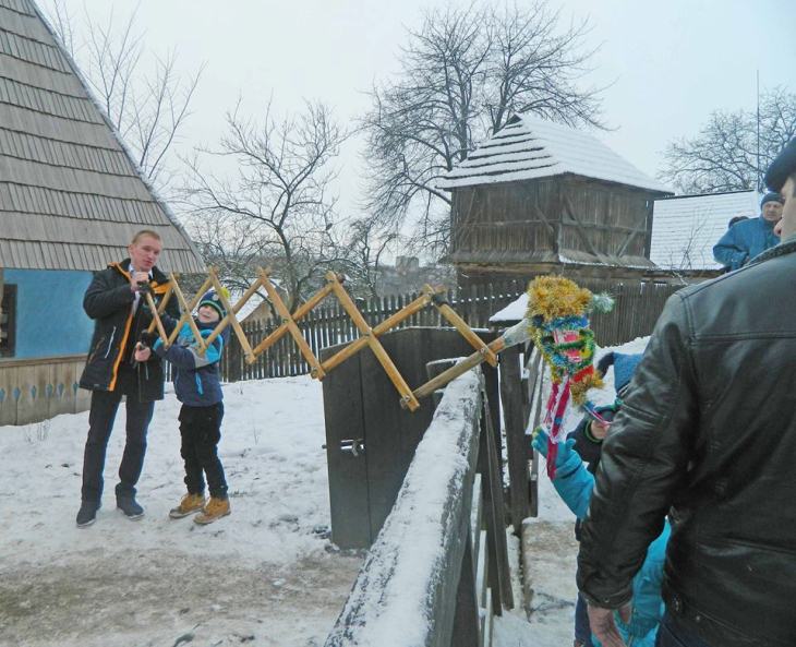 Як в Ужгороді "дискримінатор" жінок підкорював дітей - фото 3