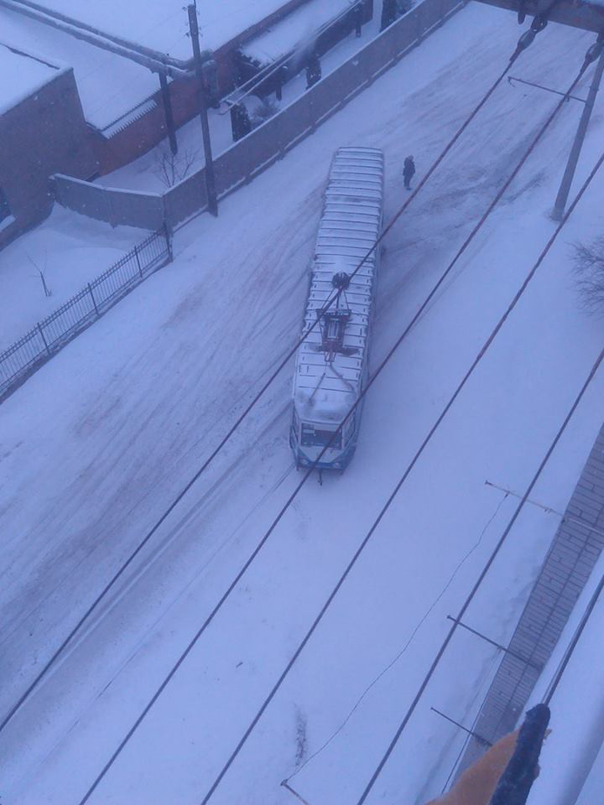 У Конотопі на Сумщині кучугури снігу змусили трамвай "зістрибнути" з рейок - фото 2