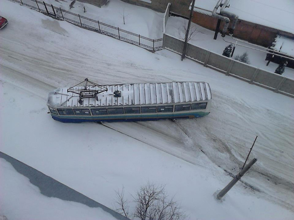 У Конотопі на Сумщині кучугури снігу змусили трамвай "зістрибнути" з рейок - фото 1
